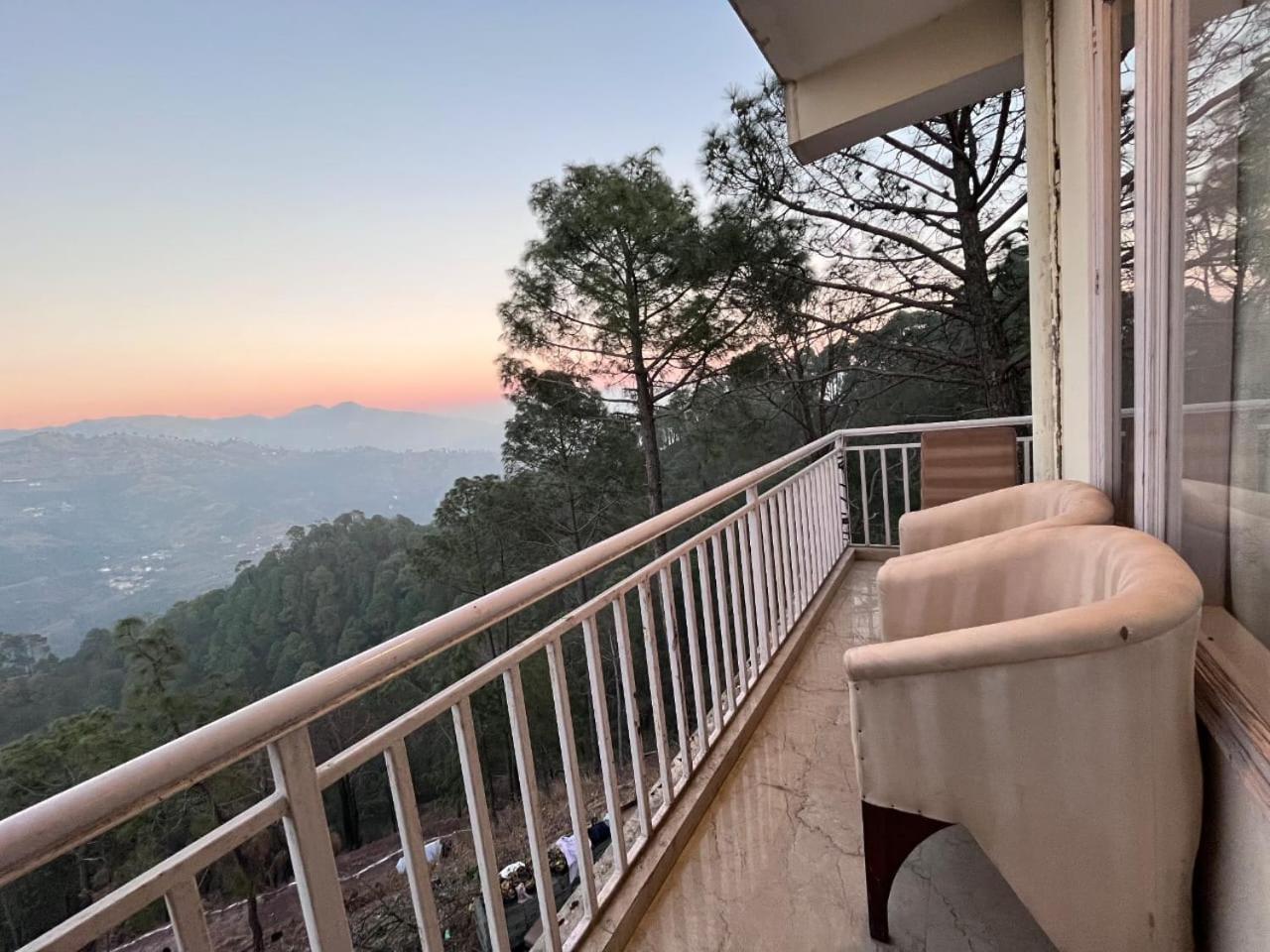 Hotel Tribe View - Away From City Hustle !! Top Rated & Most Awarded Property !! A Peaceful Stay Kasauli Kültér fotó